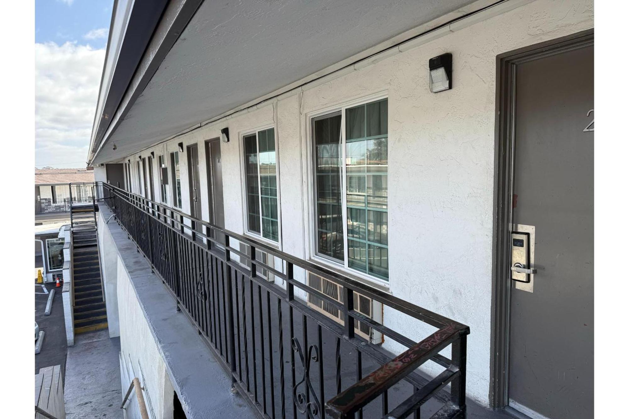 Big 7 I-5 Motel